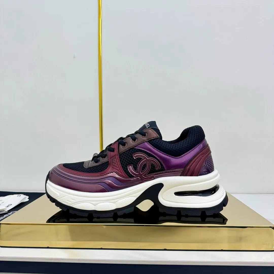 👟👟Ex-factory price 680👟👟 Upgraded version, upgraded version, upgraded version! No rebuttal accepted! ! ! ! Chanel Chanel panda shoes! 2025 counter's top casual sports shoes. This classic design; the upper is electro-embroidered with a variety of techniques; the outsole is fashionable and sporty; the unusual inclusion of a variety of color matching elements... The diversified mix and match is very good-looking and versatile, and can be used for leisure, fashion, sports, and outdoor... ꫛꫀꪝ Go➫ Materials: ❶Upper made of: original imported first-layer silk cowhide + original waterproof cloth + original first-layer cowhide ❷Inner lining: Original Yangli+Net ❸Outsole based on: Original TPU combination outsole Counter boutique packaging complete set for women 35–41 👉 👉 👉 👉